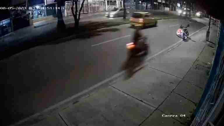 ¿Mala suerte o imprudencia? Joven se bajó a reparar su moto en la calle y terminó arrollado por otro vehículo 