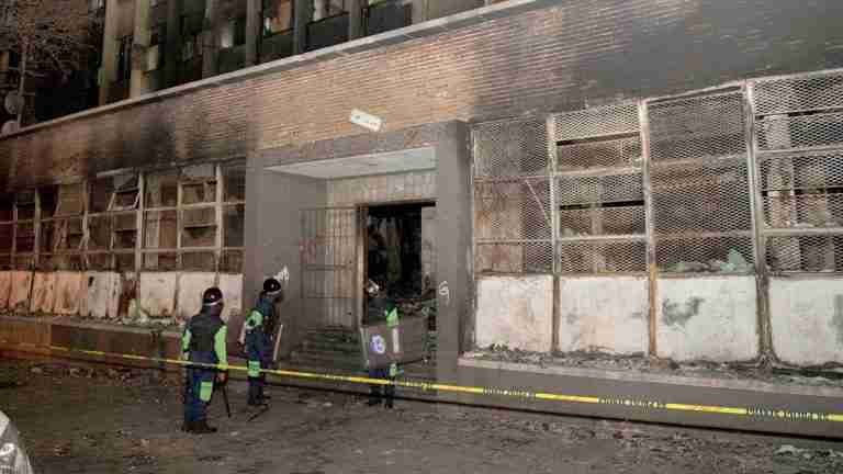 Incendio en Johannesburgo, Sudáfrica, deja 74 personas muertas