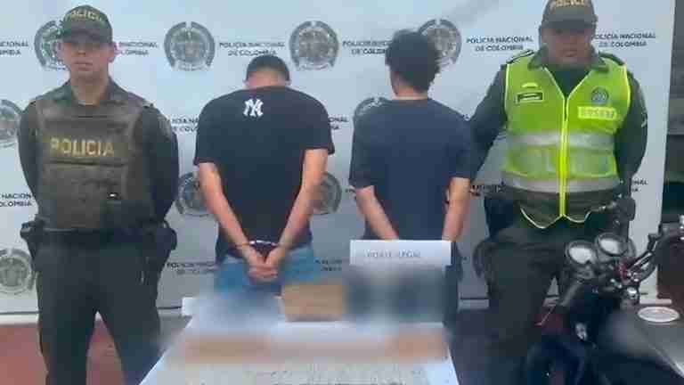 En Medellín capturaron a 2 personas con arma de fuego y estupefacientes durante una persecución