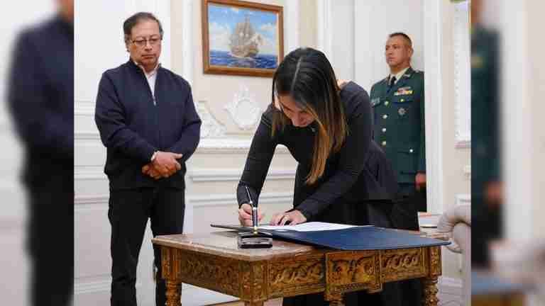 A puerta cerrada, Petro posesionó a Laura Sarabia como directora de Prosperidad Social
