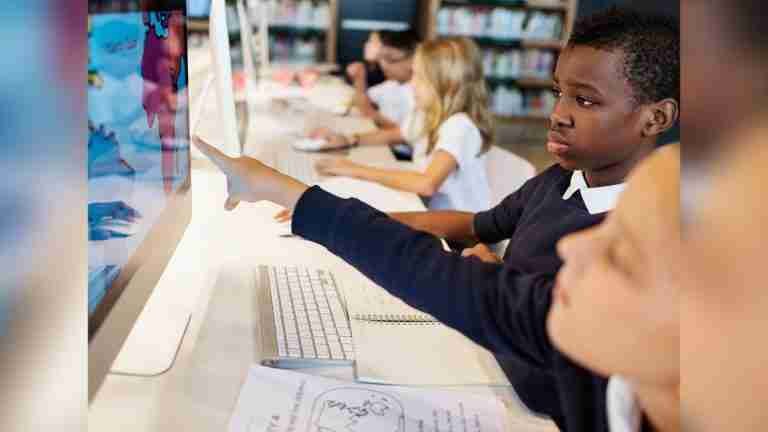 La Unesco recomienda regulaciones de la inteligencia artificial en las escuelas