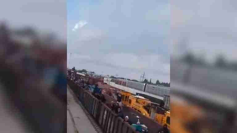Cientos de migrantes fueron grabados en un tren que se dirigía hacia la frontera sur, de Estado Unidos 