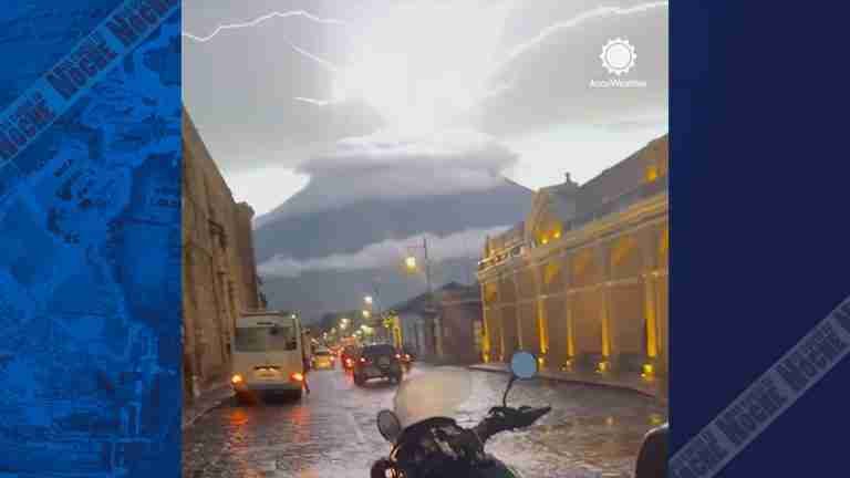 Misterios eléctricos en erupciones volcánicas: relámpagos ascendentes 