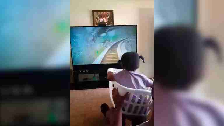 ¡Qué hermoso! Padre simula una montaña rusa virtual para su hija