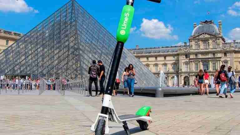 París, primera capital europea en prohibir patinetas eléctricas de autoservicio