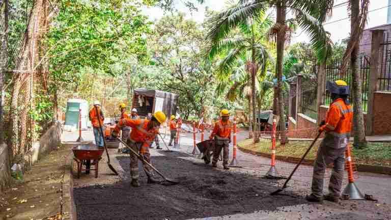 22 cuadrillas de trabajadores continúan tapando huecos en Medellín