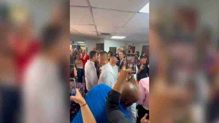 “Pa’ no pegarle hijuep*t*”; alcalde de Medellín, Daniel Quintero Calle, y concejal, Sebastián López, protagonizaron bochornosa pelea
