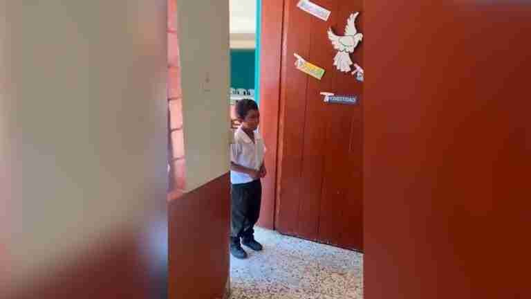 ¡Hermoso! Profesora y alumnos le celebran el cumpleaños a un niño que nunca lo había celebrado