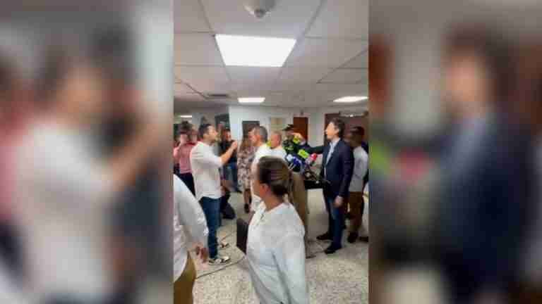El alcalde de Medellín, Daniel Quintero Calle, y el concejal del partido Centro Democrático, Sebastián López, protagonizaron una fuerte discusión durante la radicación del proyecto que busca la disolución de EPM como accionista de Tigo Une