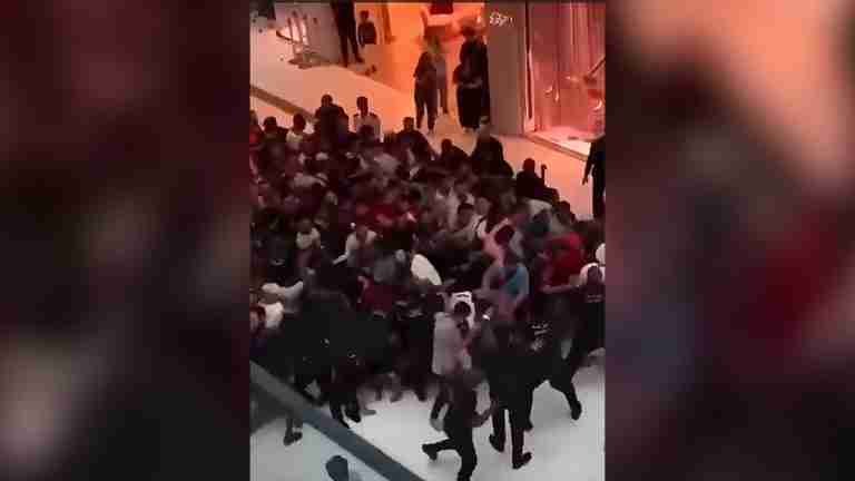 ¡Qué despelote! Colapsan centros comerciales en Dubai por iPhone 15