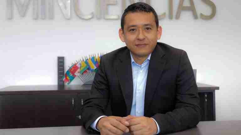 Exministro de Ciencia Arturo Luna pide a Andrea Padilla retirar proyecto de ley