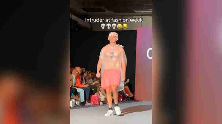 En la pasarela de la Semana de la Moda en Nueva York, un youtuber se coló. Este fue su atuendo
