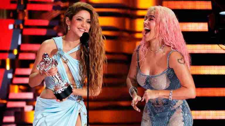 Luciéndose y haciendo historia: Shakira y Karol G fueron galardonadas en los Premios MTV