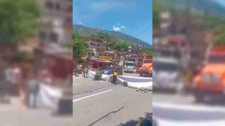 Caos en Barbosa, la comunidad bloquea la vía para protestar contra el peaje