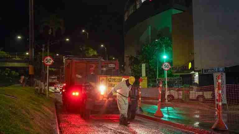Avanzan trabajos de mantenimiento vial en Medellín