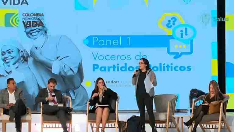 No aguantó y se fue. Foro sobre reforma a la salud se salió de control