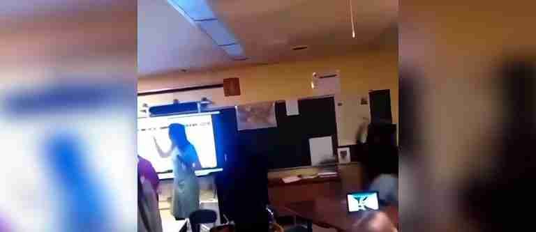 Viral: estudiante lanza una silla a su maestra en medio de altercado en salón de clases