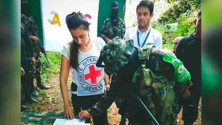 Cinco personas que permanecían secuestradas por el Clan del Golfo en Tarazá, fueron entregadas a la Cruz Roja