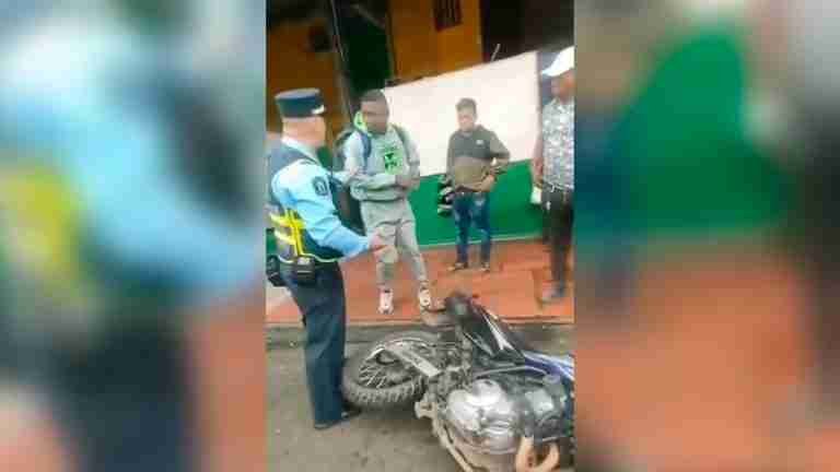 Motociclista sin documentación obligatoria ataca a Guardas de Tránsito de Medellín