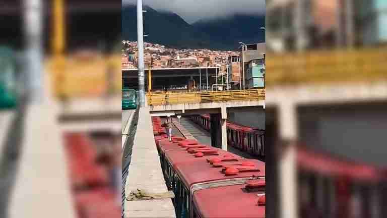 ¡Qué imprudencia! Joven fue grabado saltando sobre buses de TransMilenio imitando reconocido videojuego