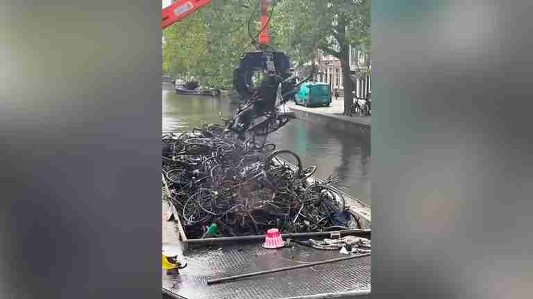 Viral redes: la barcaza que retira bicicletas abandonadas en los canales de Ámsterdam