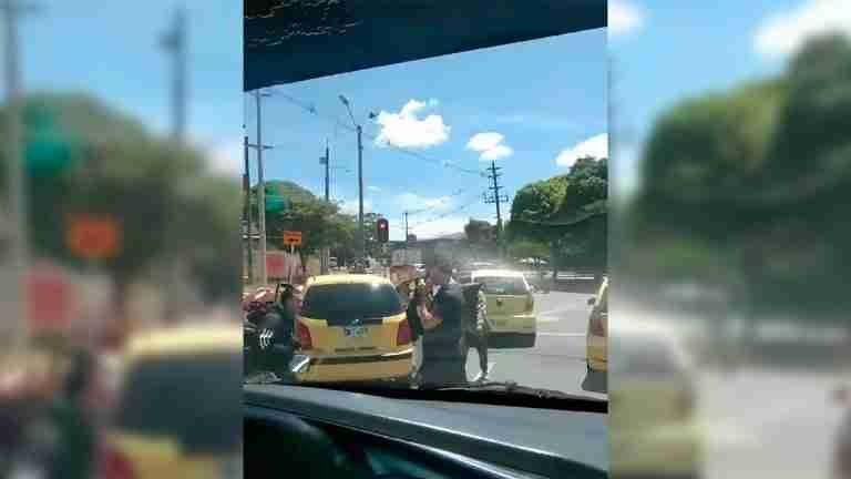 Continúa la intolerancia en las vías de Medellín: taxista y motociclista se fueron a los golpes