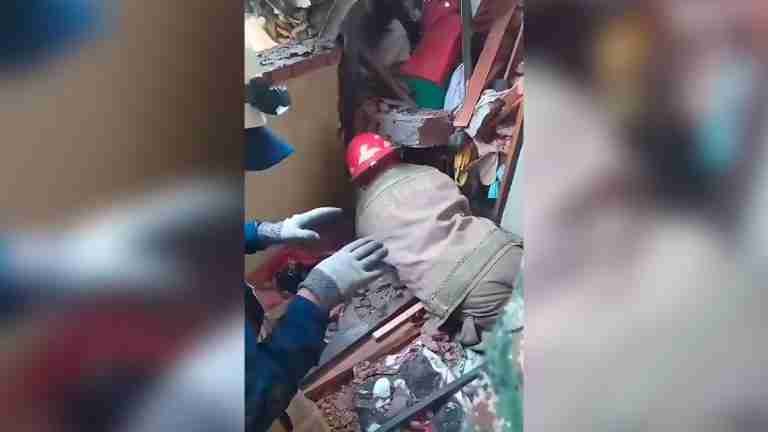 Vida entre la tragedia de Rionegro: bomberos rescataron a Estrellita de los escombros