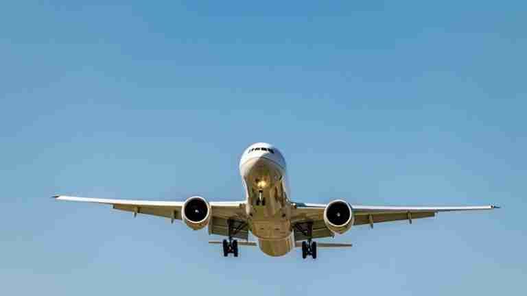 Pasajero con malestar estomacal, generó emergencia durante un vuelo. Le contamos qué pasó