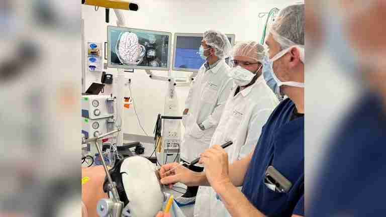 Neuralink iniciará pruebas de implante cerebral para personas con parálisis