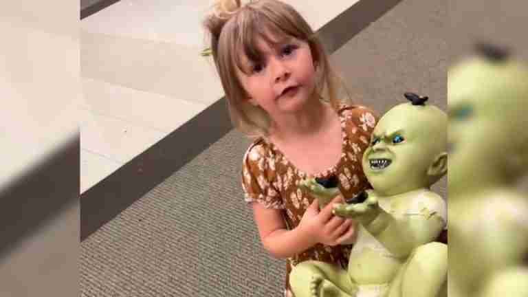 Así fue la reacción de una bebé al recibir una muñeca de terror