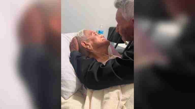 ¡Hermoso! Adulto mayor se despide de su esposa luego de 73 años de matrimonio