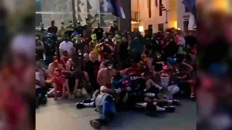 Grupo de jóvenes en Alemania piden ser identificados como “perros”