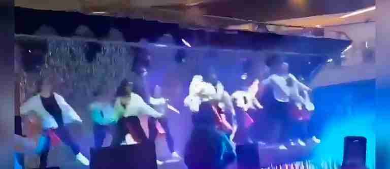 ¡Increíble! Escenario cayó sobre bailarines en un centro comercial de Bogotá