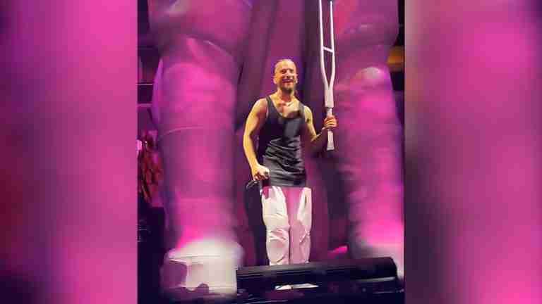 ¡Qué reflejos! En pleno concierto le tiran una muleta a Maluma. Esta fue su reacción