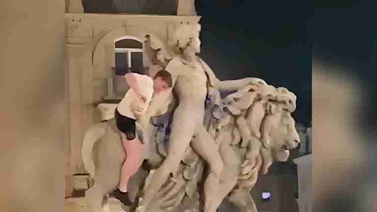 Turista daña una icónica estatua el día después de su restauración y causa daños de 19 mil dólares