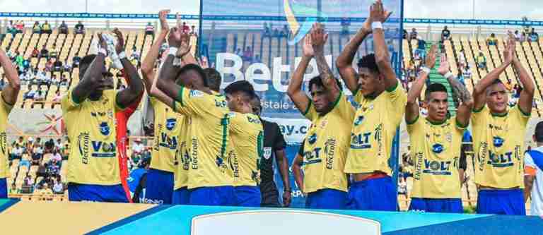 Hinchas del Real Cartagena agredieron a sus jugadores