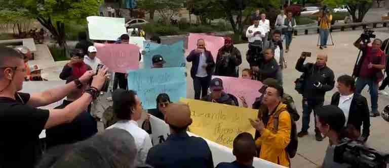 «Primera Línea» irrumpió en rueda de prensa de ‘Fico’ y obligó a su equipo de seguridad a evacuarlo del lugar