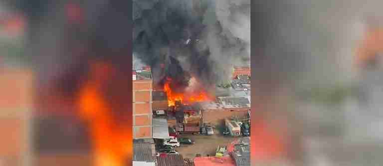 Bomberos de Medellín atienden gran incendio estructural en el sector de Naranjal