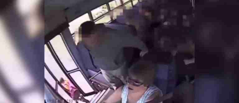 ¡Impresionante! Niña de 6 años fue arrastrada por un autobús escolar al quedar atrapada en la puerta