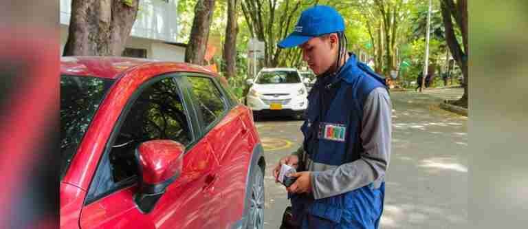 Se implementará un nuevo modo de pago en las zonas de estacionamiento regulado en Medellín
