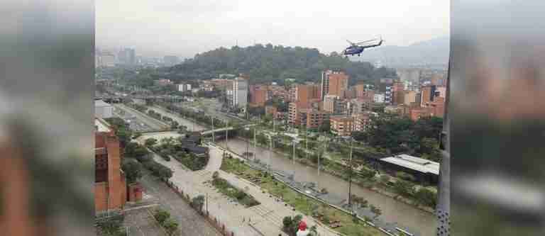 EPM utiliza helicóptero para instalar las estructuras de los Alumbrados Navideños 2023