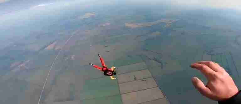 ¡Héroe en el aire! Instructor de paracaidismo evita tragedia al intervenir cuando una mujer no podía abrir su paracaídas