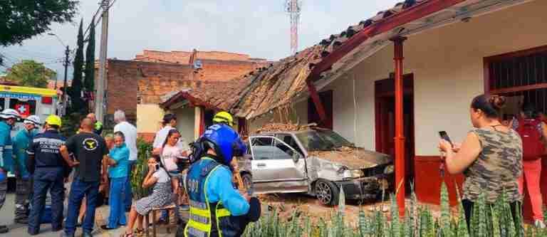 Vehículo colisionó con vivienda en San Antonio de Prado y dejó seis personas lesionadas