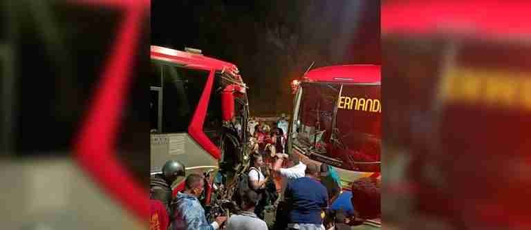 Choque entre dos buses de la misma empresa dejó 12 personas heridas en Santa Fe de Antioquia.