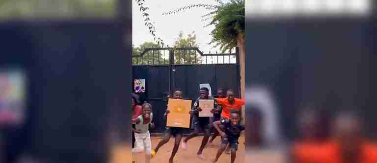 Niños africanos celebran su logro dorado en YouTube con contagiosos bailes