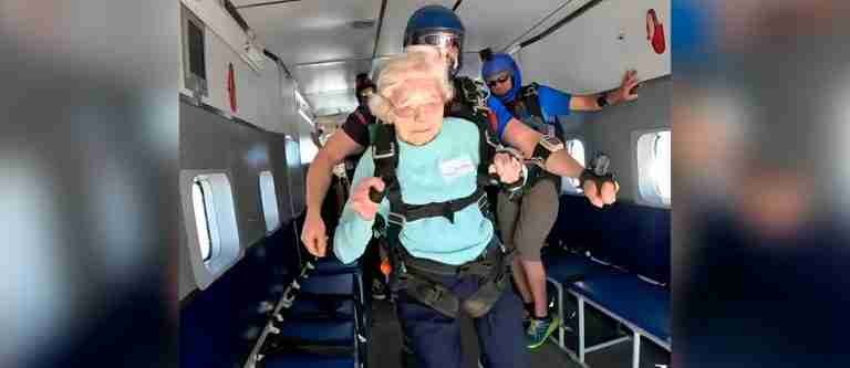 ¡Increíble! Mujer de 104 años saltó en paracaídas y espera entrar en los Guinness Récords