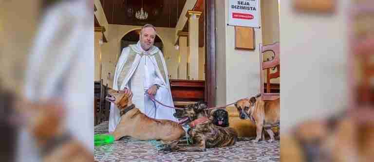 João Paulo Araujo, el sacerdote que rescata perros abandonados y los da en adopción