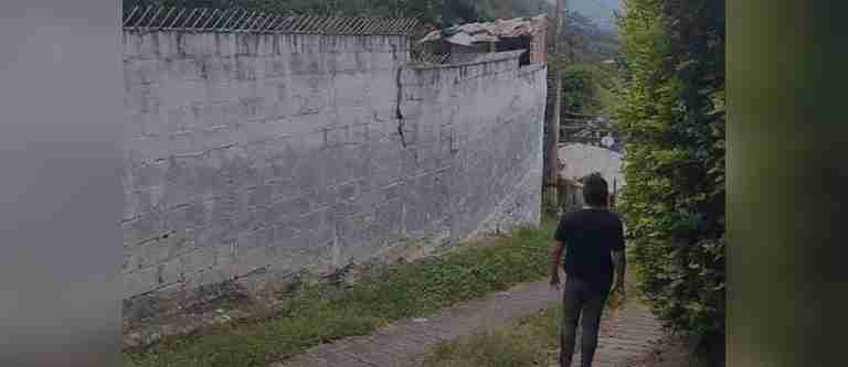 Los habitantes de una vereda de Barbosa están preocupados por un muro que amenaza con desplomarse