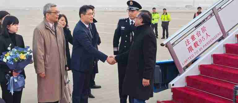 Petro ya está en China por invitación de Xi Jinping: hablarán del sistema ferroviario