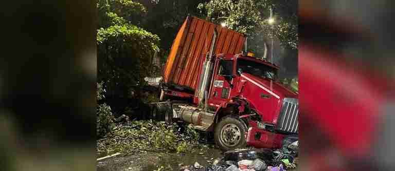 Aparatoso accidente de tractomula generó tremendo trancón
